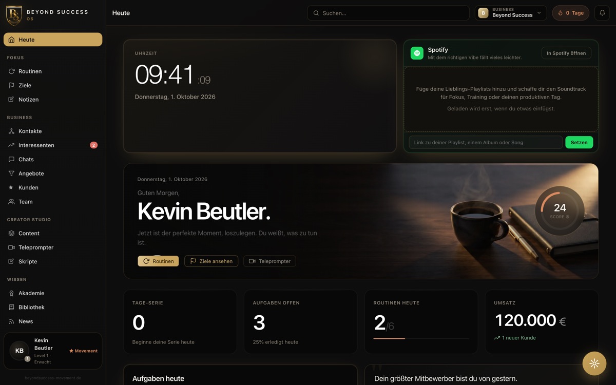 Das Beyond Success OS am Rechner: die Übersicht „Heute“ mit Uhr, Begrüßung, Score und Kennzahlen