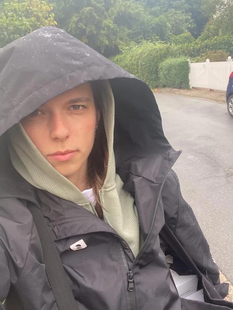 Sophia Elpel im Regen mit Kapuze, unterwegs von Tür zu Tür