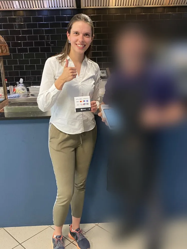 Sophia Elpel im Außendienst, sie zeigt lachend den Daumen nach oben